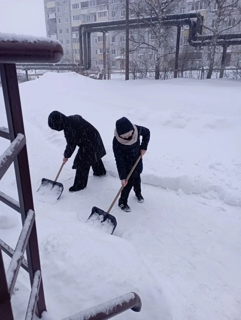 👏 Трудовые отряды подростков нашей школы вновь доказывают свою значимость и ответственность! Под рук