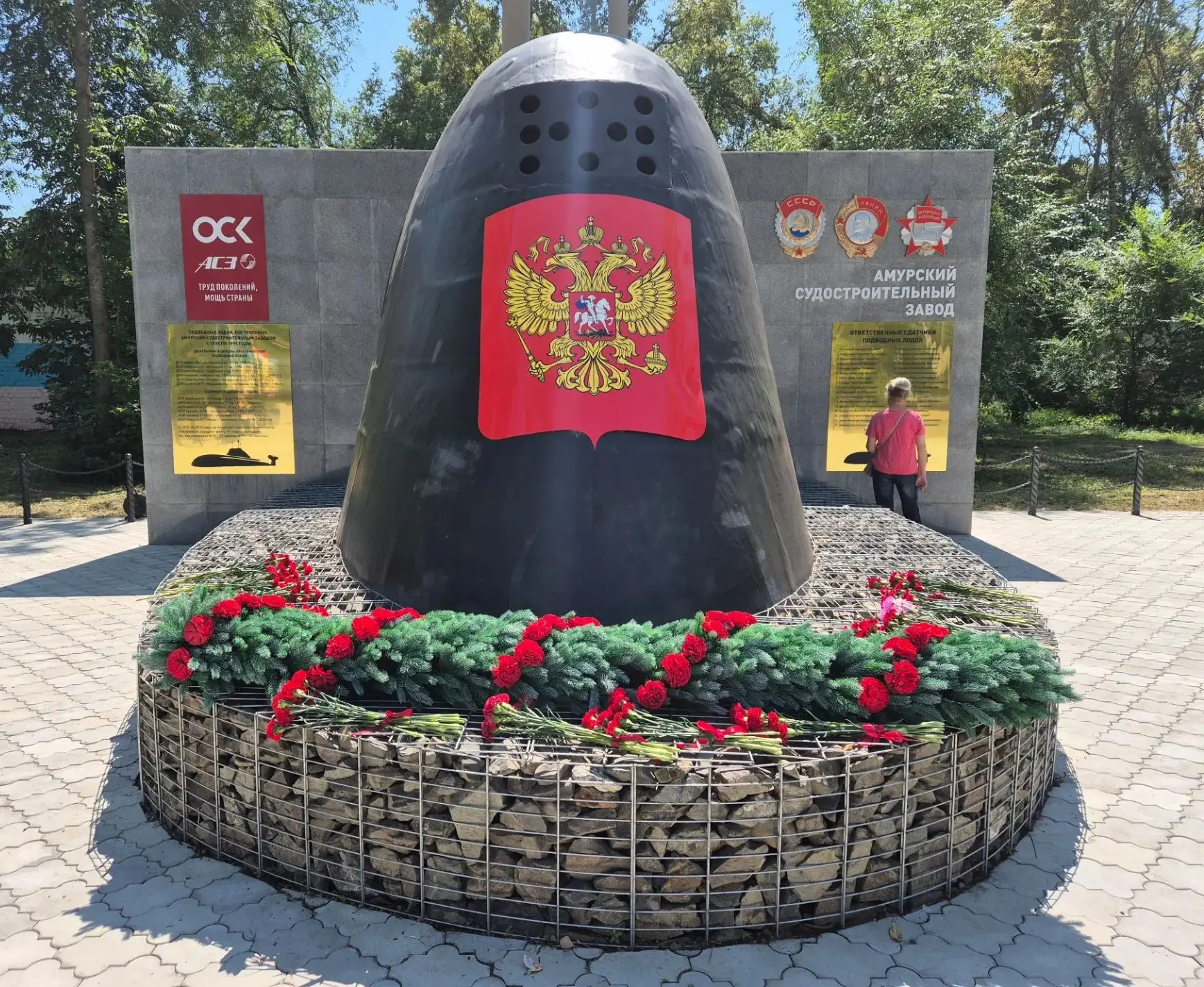 В День Военно-Морского Флота корабелы ОСК возложили цветы к Мемориалу создателям подводного флота на