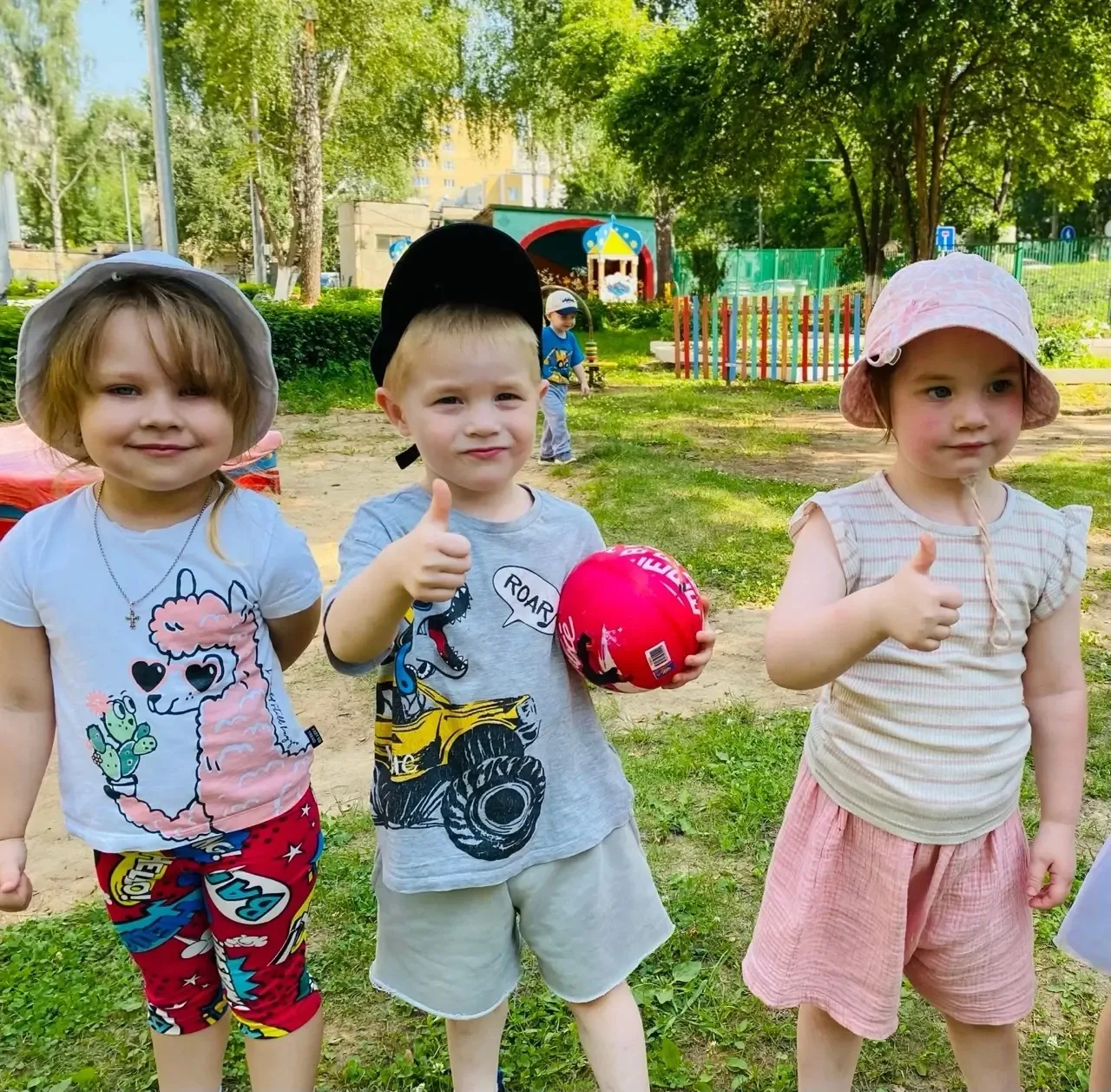 ☀️ Лето в  детском саду: подвижные игры на свежем воздухе!

Солнышко зовёт гулять! Активность — лучш