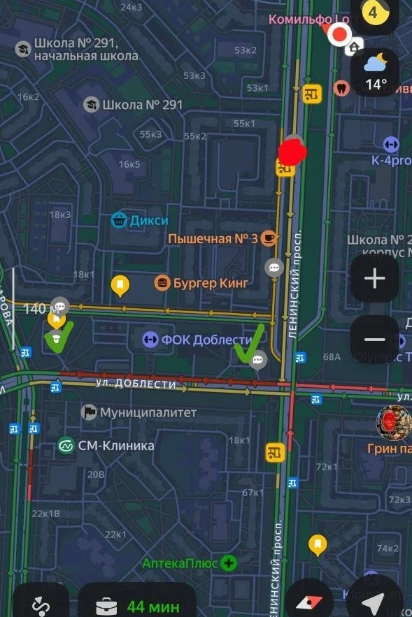 Очередь на заправку на Ленинском проспекте. Старт уже перед остановкой «Ленинский 55», ...