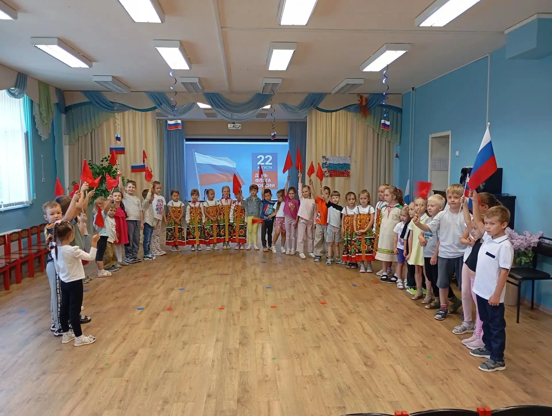 В до "Зайчик" и "Золотая рыбка" провели спортивные развлечения " Флаг державы — символ ...