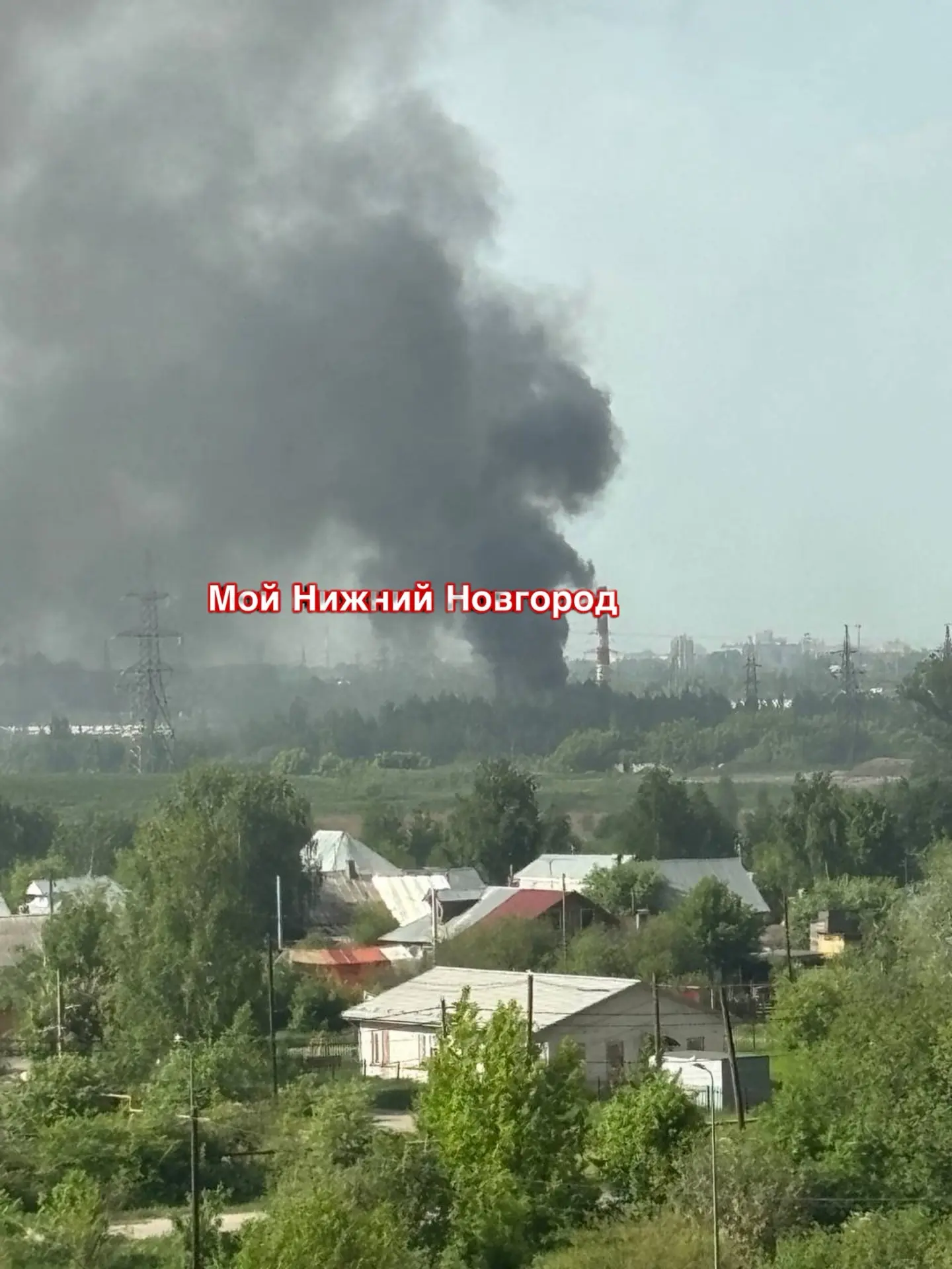 Сильный пожар на Сортировке за посёлком Парижской Коммуны. Столб дыма виден даже с верх...