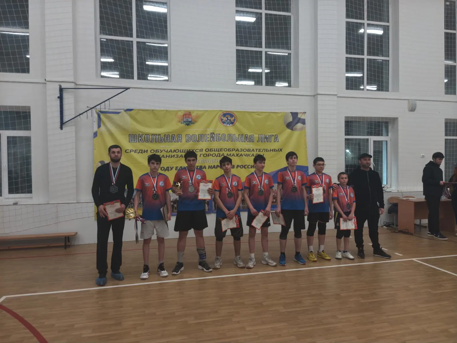 В Махачкале определили сильнейшие школьные команды! 🏐🏆  В столице Дагестана на базе столичных школ №