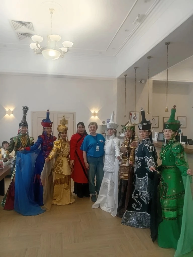 👗✨ Театр моды и костюма «Баян‑Дугай» представил Туву на международном форуме в Омске!
Образцовый ху