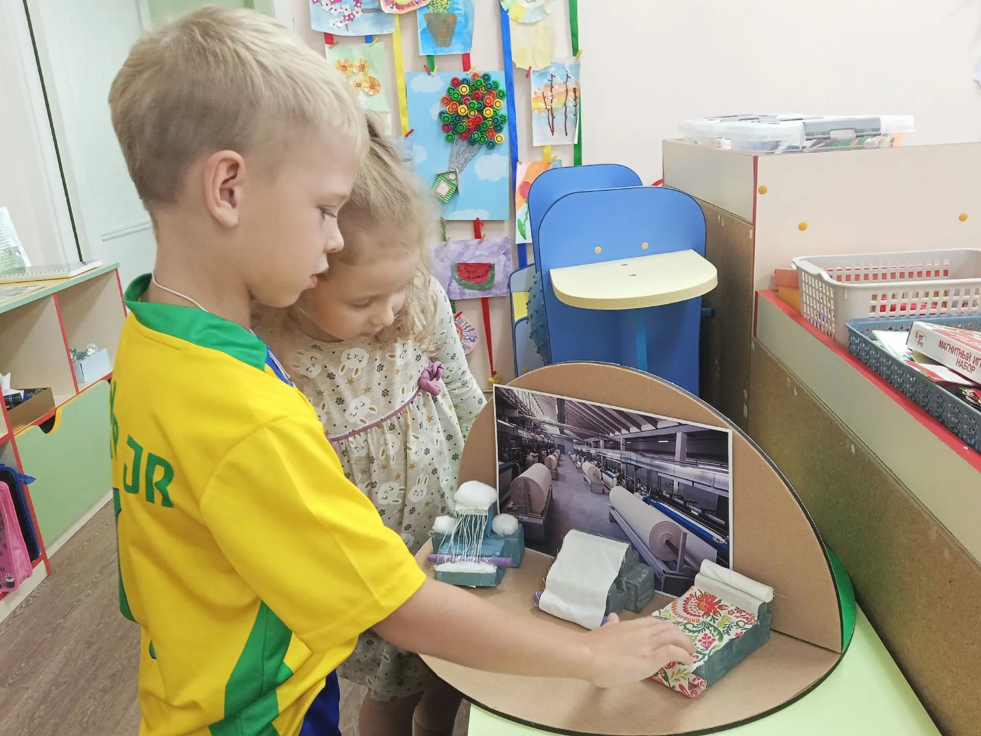 🎉 На этой неделе дети старшей дежурной группы познакомились с шуйским ситцем. Они расс...