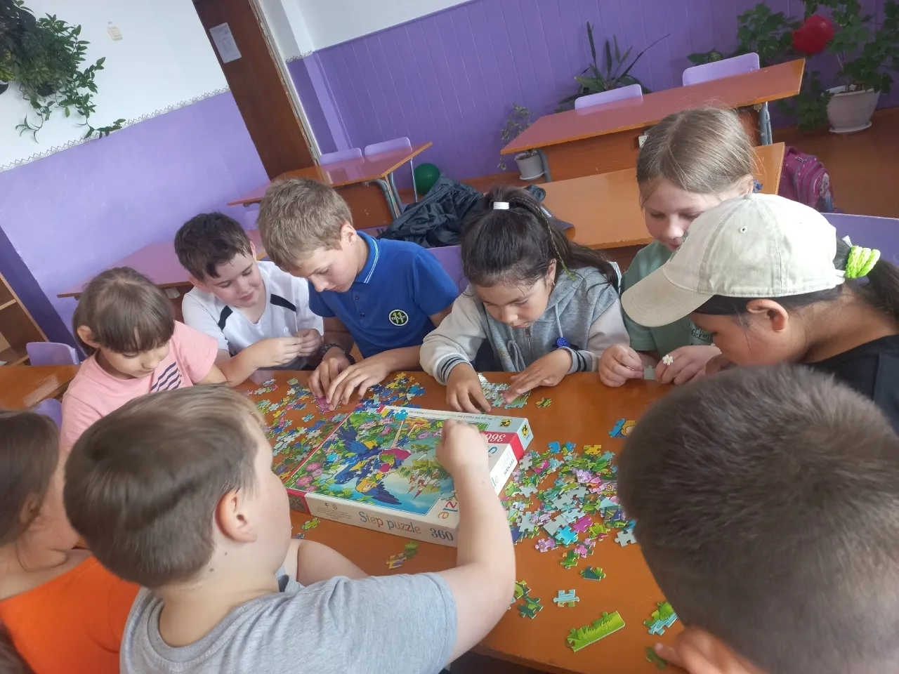 Лето продолжается в нашем школьном лагере!  
  Наши замечательные ребята не скучают ни минуты, ведь 
