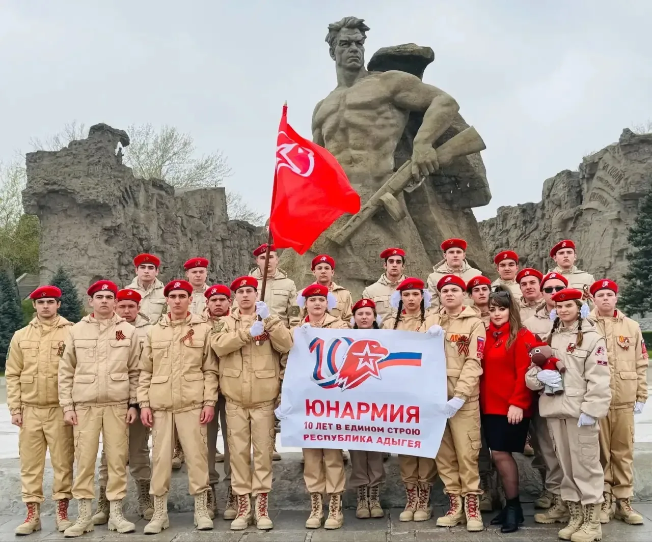 Обучающиеся кружка «Юнармеец» посетили город Волгоград, чтобы на Мамаевом Кургане почтить память зем