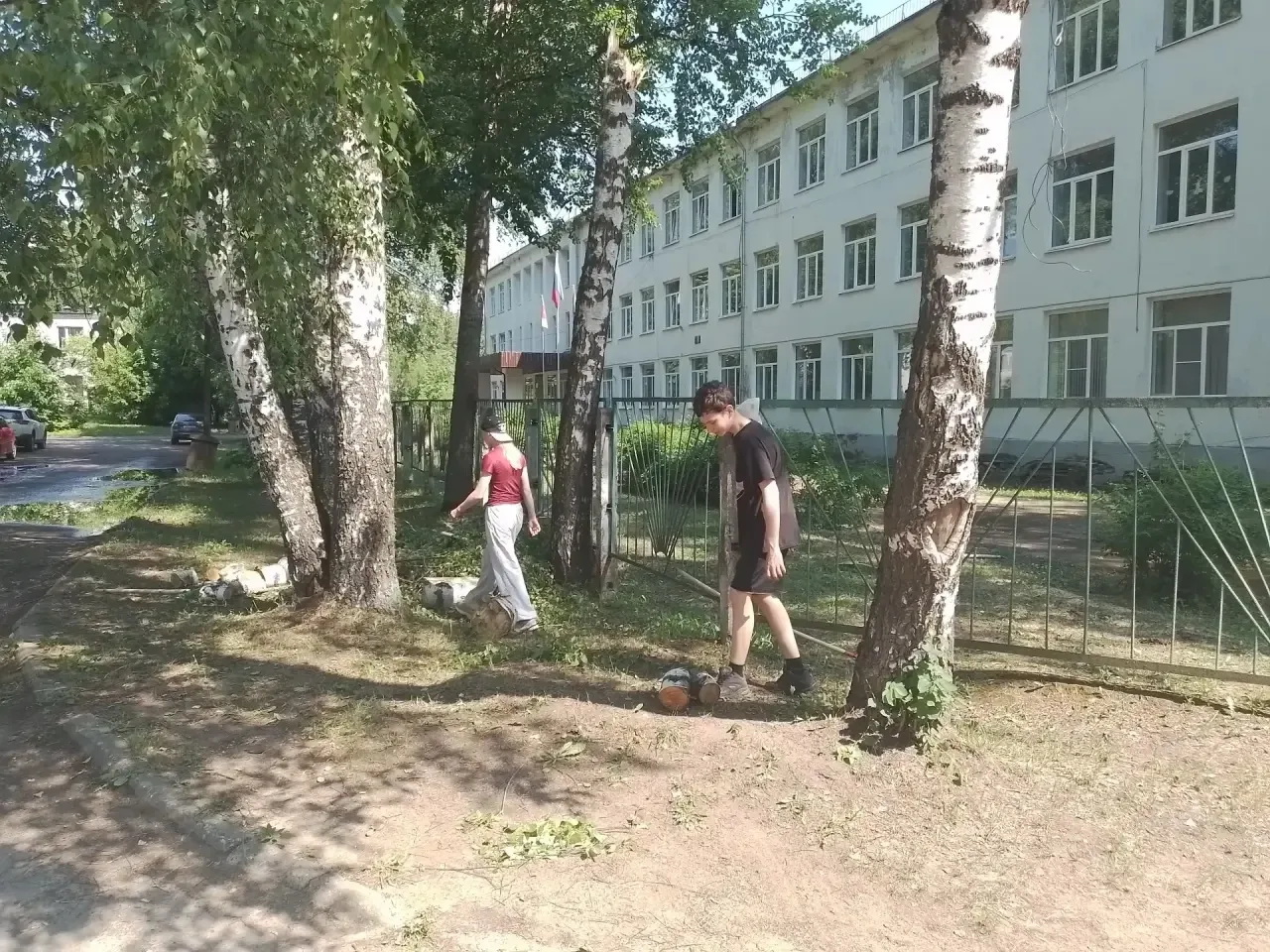 Вчера в нашей школе был насыщенный и яркий день!

Ребята активно взялись за работу: убрали спиленные