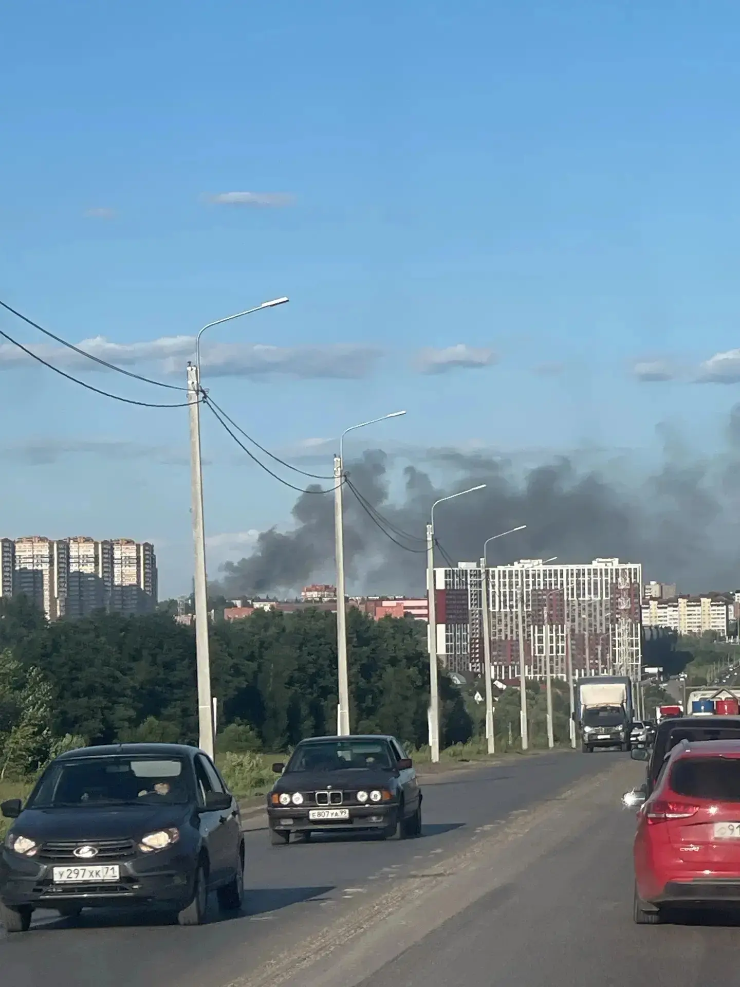 Сильный черный дым по дороге с Онкоцентра в сторону Рязанки