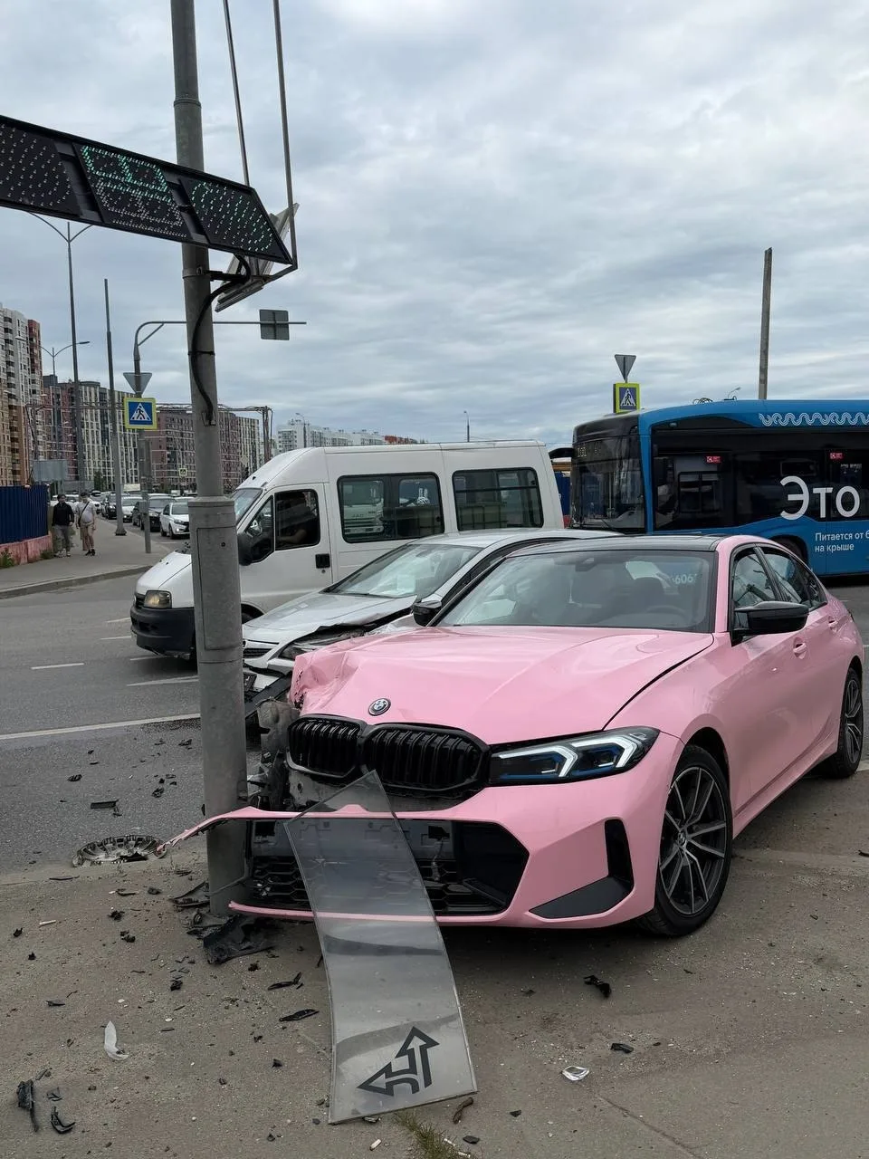 😢 Розовая BMW влетела в столб в Троицке