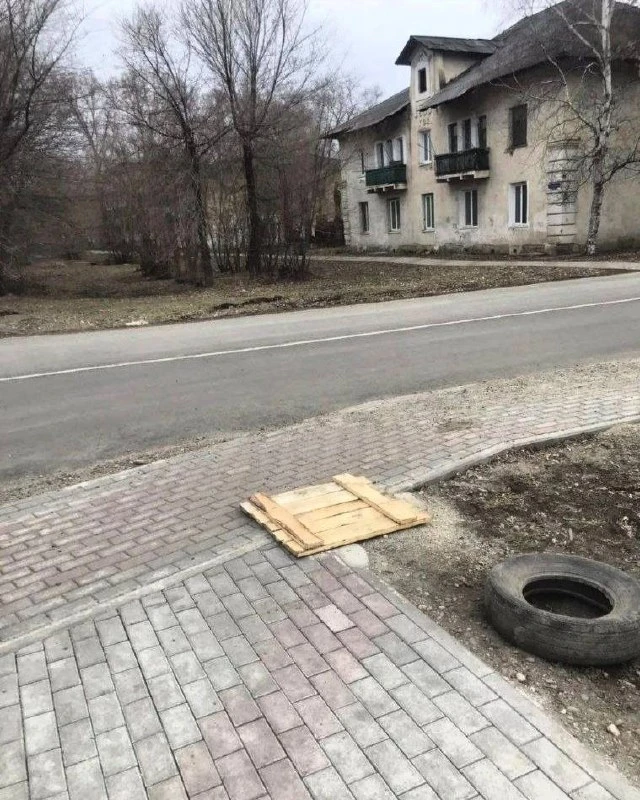 Опасный люк на перекрёстке в Свободном временно закрыли  На пересечении улиц Некрасова и Октябрьской