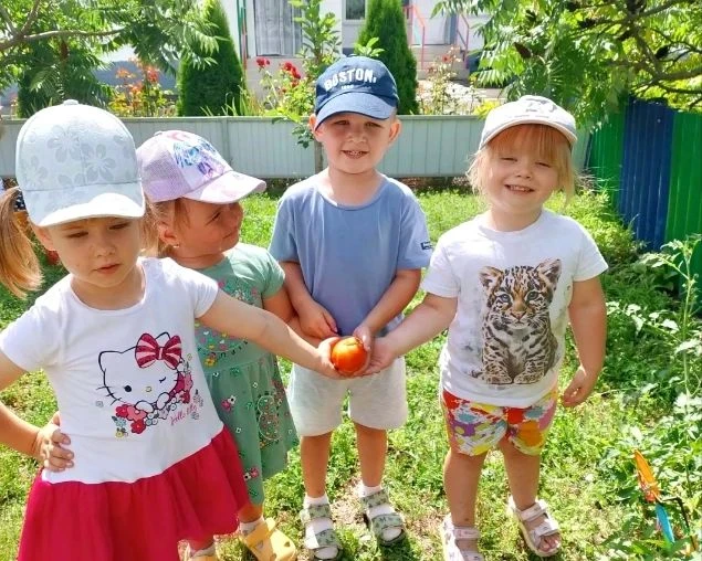 🎉 Ура! У нас первый помидор! 🎉
На участке младшей группы созрел первый помидор и ребята этому очен