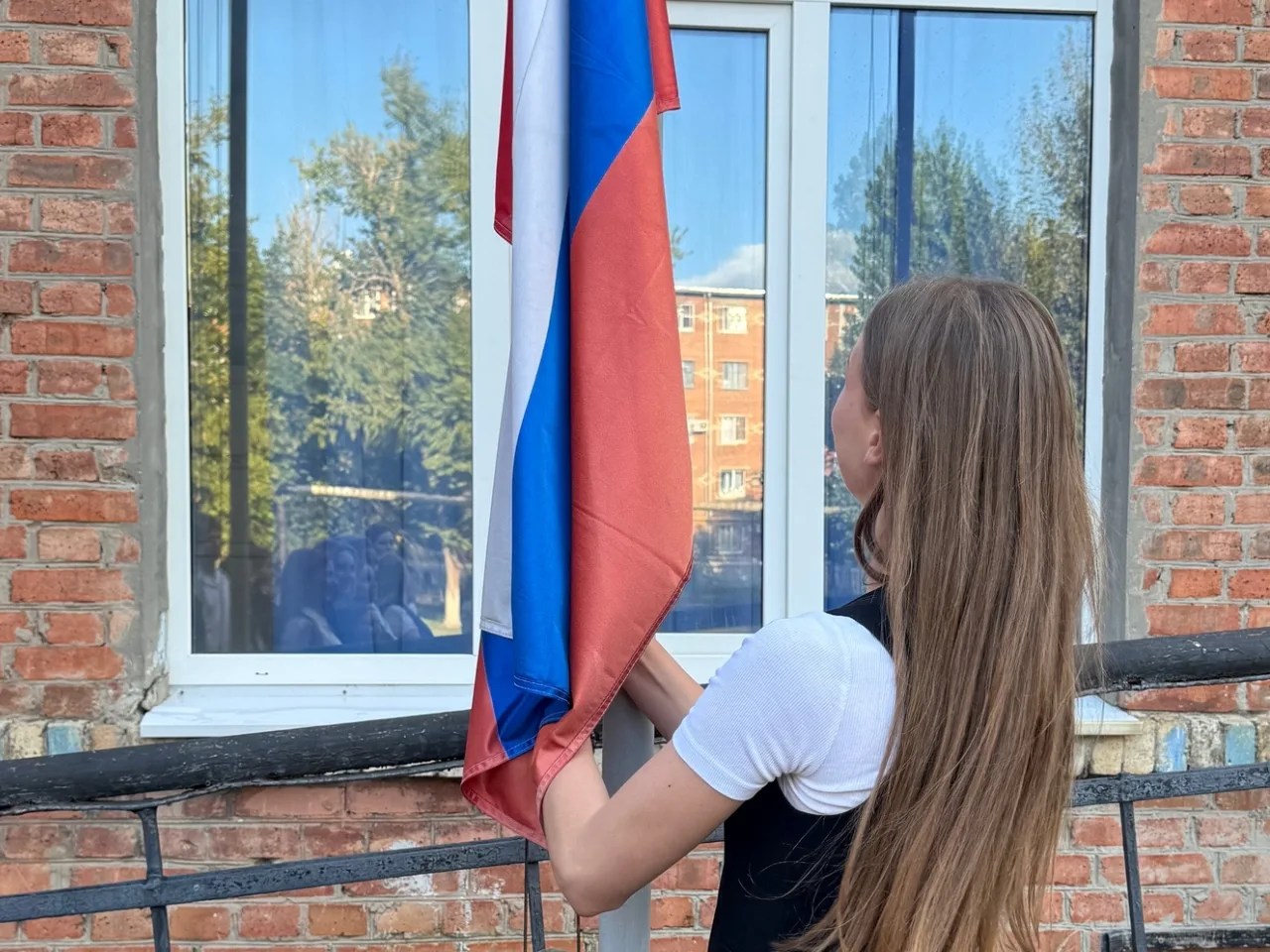 Учебная неделя в нашей гимназии началась с торжественной линейки, поднятия Государствен...