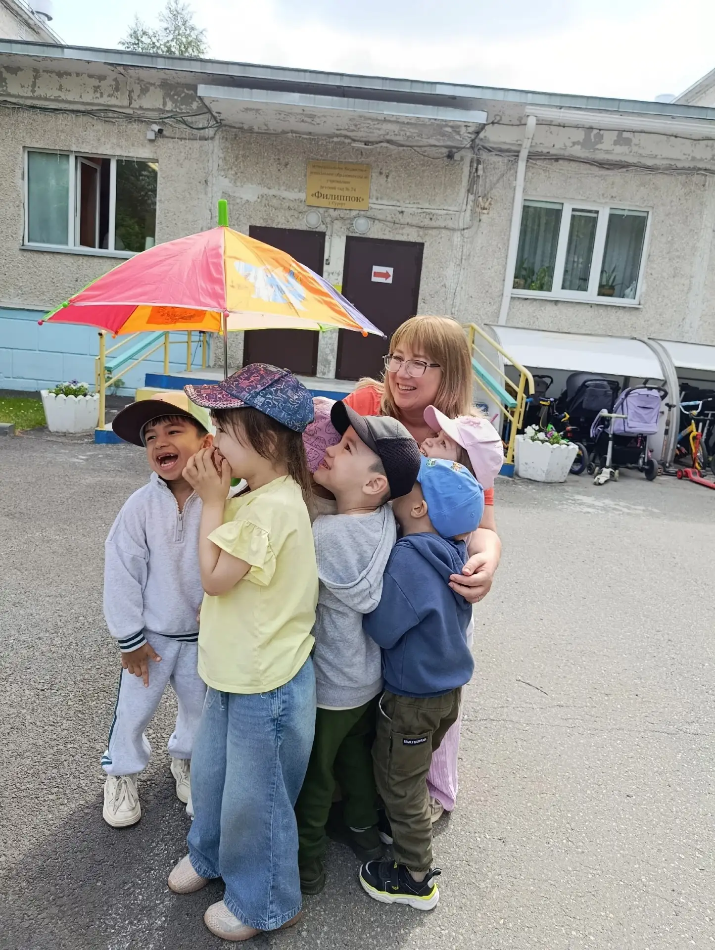Вот и красное пришло,
Всё в цветочки расцвело.
Бабочки вокруг летают,
Детям бегать помогают!

Вот та