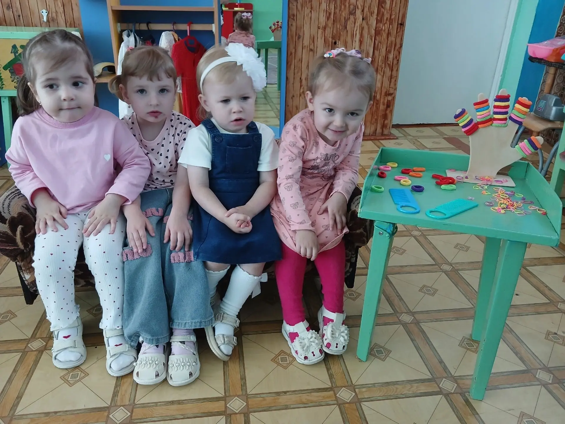 Даже наши самые маленькие воспитанники, у которых пока только пара волосиков, не остали...