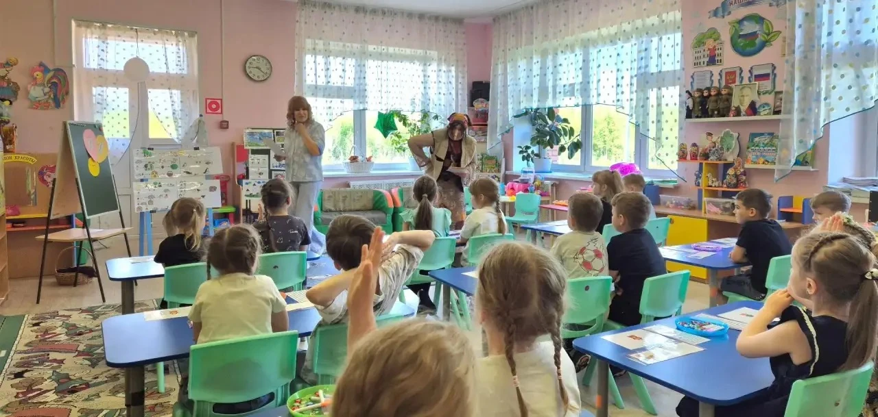 В группе "Знайки" прошло итоговое занятие. В гости к ребятам заглянула Баба Яга, она спрятала волшеб