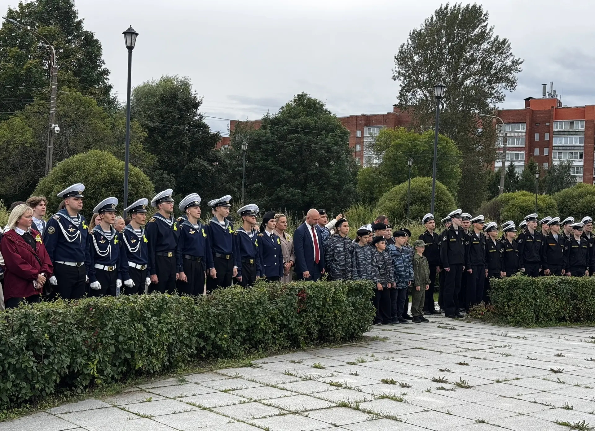 «Пока звучит музыка — город жив»: Кронштадт склонил головы в день начала Блокады