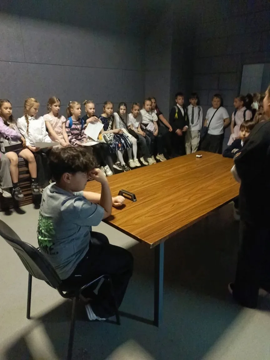 🎬 За кадром телевидения: экскурсия учеников 3В класса на 5 канал.  26 мая учащиеся 3В класса вместе 