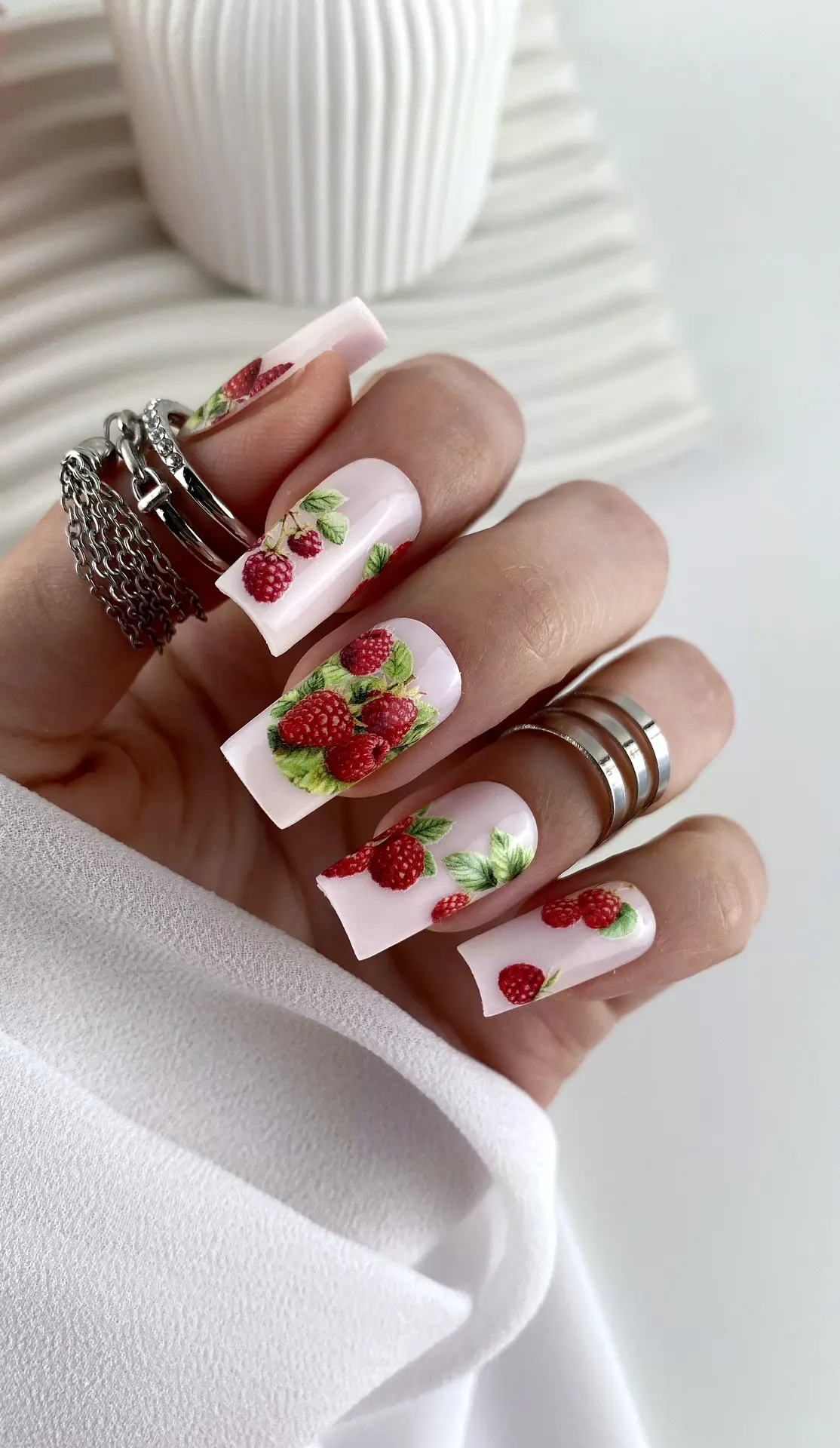 Новинка для любителей ягодных дизайнов 🍓
Нежная база + сочная малина = маникюр, который выглядит св