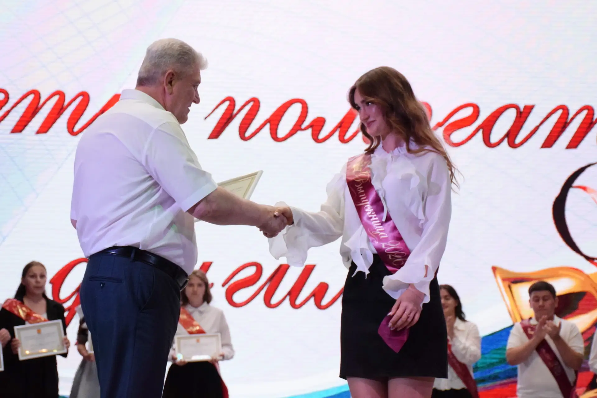 Добро — их главная сила  На празднике последнего звонка заслуженные награды получили и волонтёры.   