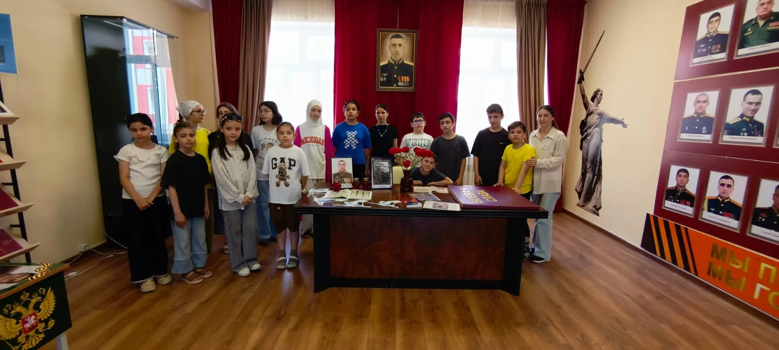 День 8. Сегодня  наш летний школьный лагерь распахнул двери в самое волшебное место школы - библиоте