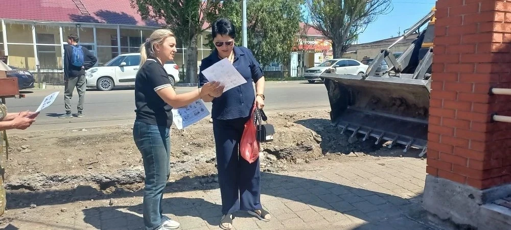 Информационная акция с раздачей листовок «Кибермошенники: как не стать добычей в цифровом мире»

Киб