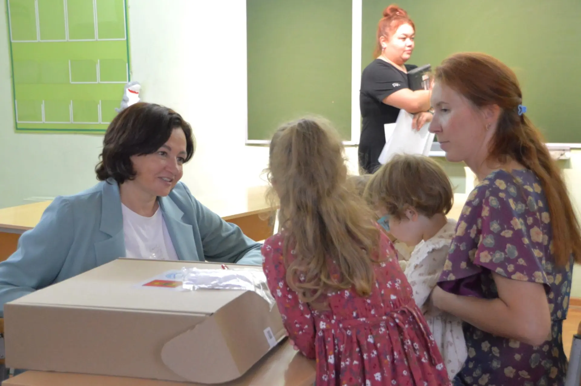 В школах Твери продолжается выдача школьной формы 👩‍🏫