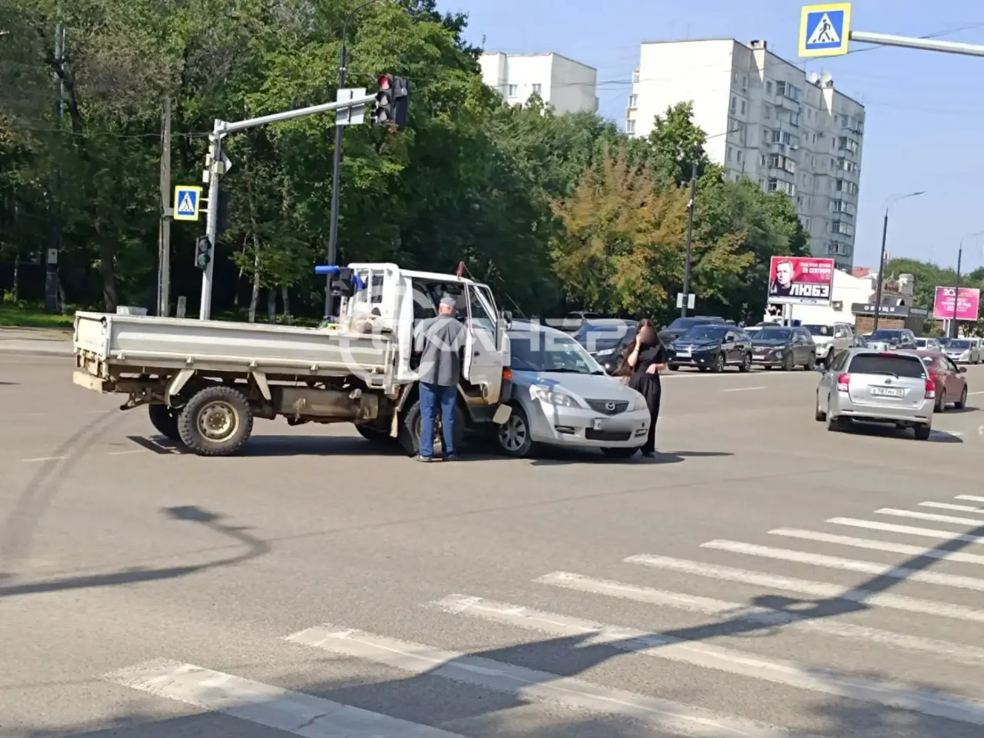 🔴На Мухина-Зейская произошло ДТП. Проезд через перекрёсток затруднен.