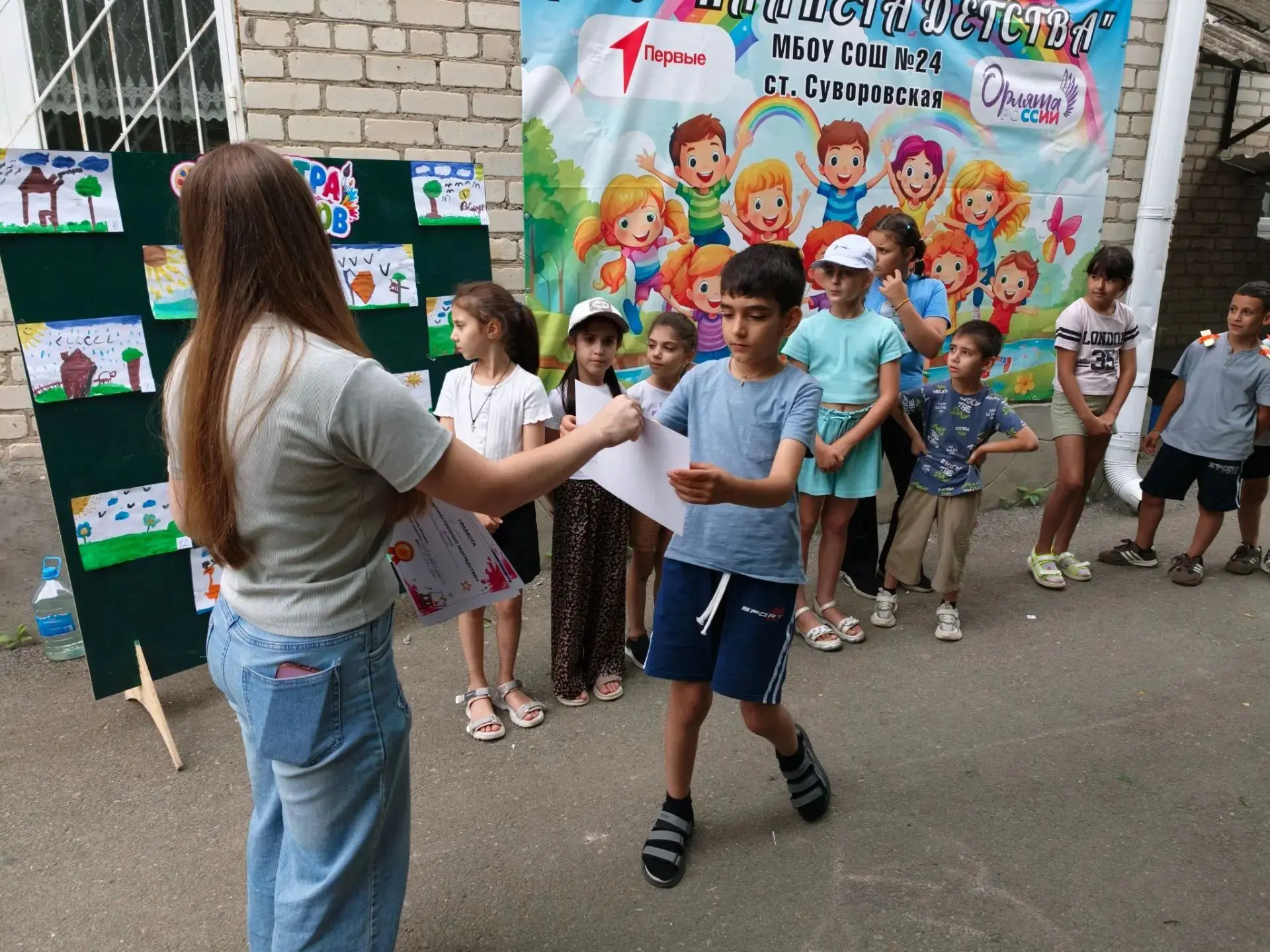 🌿🎨 Сегодня в нашем лагере прошло долгожданное награждение конкурса рисунков "Экология"! 🌍✨

Мы бы