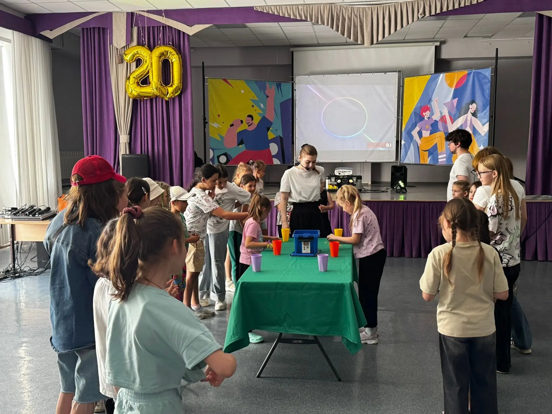 🌸 День 14: Музыка, танцы и дух летнего солнцестояния! 🎶☀️

Сегодня в лагере «Цветочный» было жарко