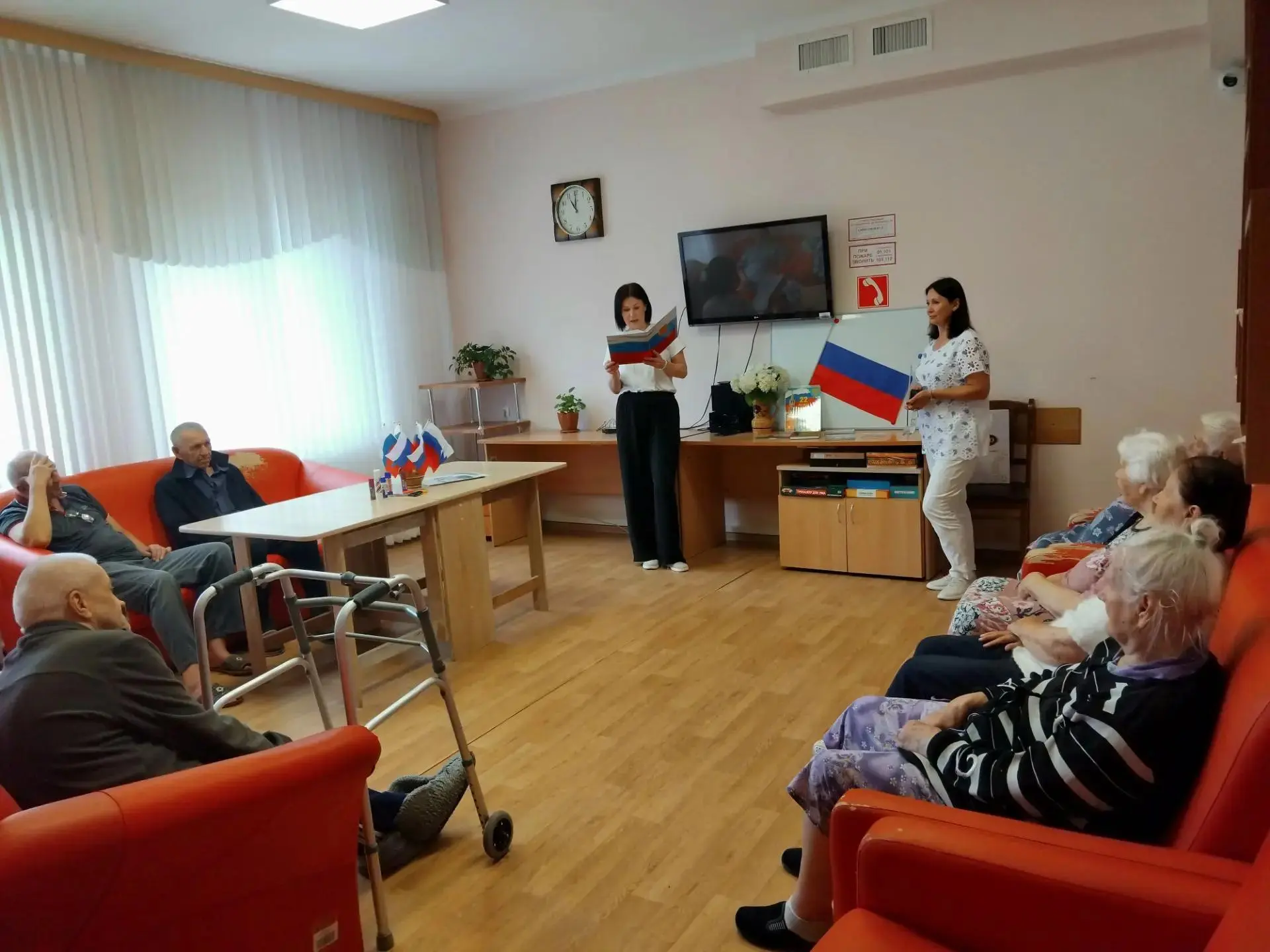 В преддверии Дня Государственного флага Российской Федерации в стационарном социально-г...