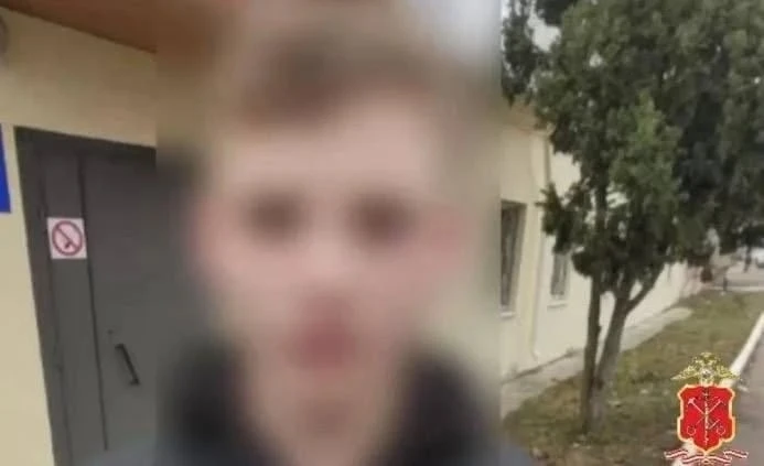 ⚖️ За поджог двери дома на Дунайском проспекте 17-летнему подростку запросили 13 лет колонии строгог