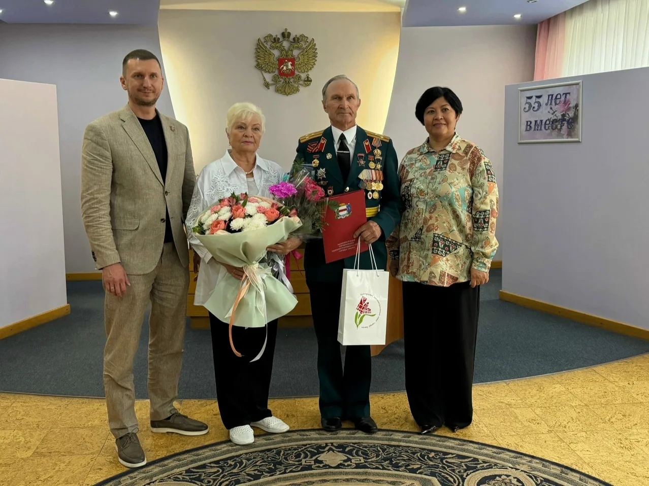 🎉В Октябрьском округе супружескую пару поздравили с 55-летием совместной жизни.