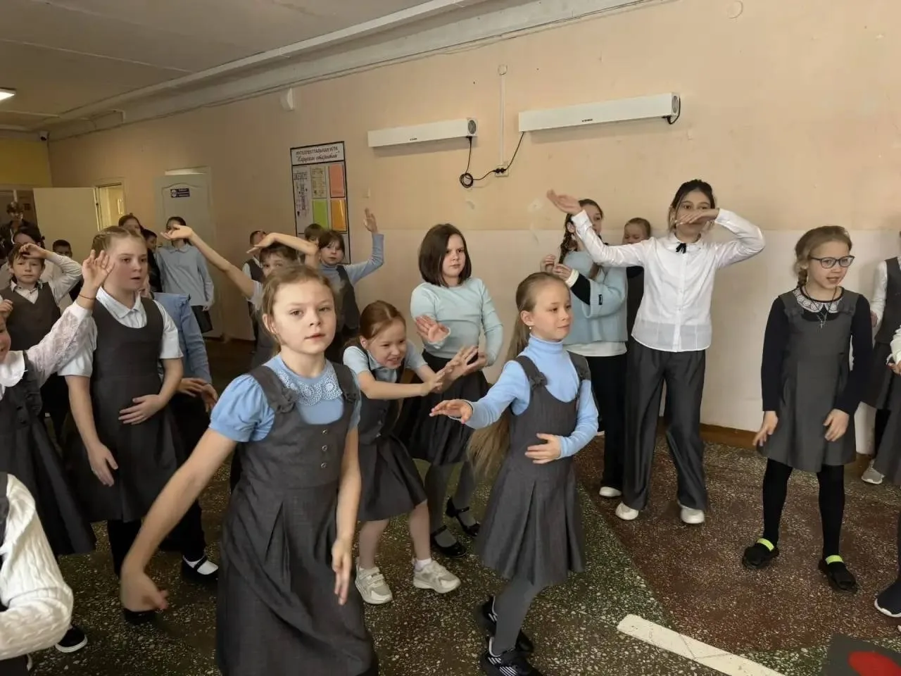 😍 Когда переменки – в радость   Ученики среднего звена устроили сегодня настоящий праздник для начал