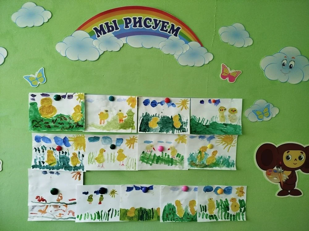 Дети средней группы "Чебурашка" учились рисовать цыплёнка красками