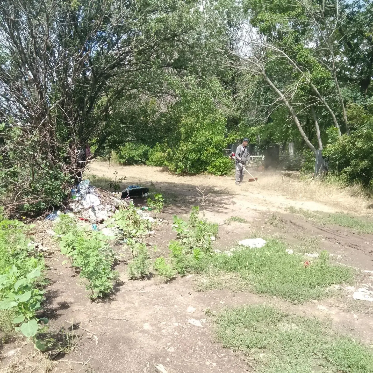 🌿Пока одни ремонтируют дороги, другие приводят в порядок город
 
Специалисты МУП «ДЭС» сегодня соби