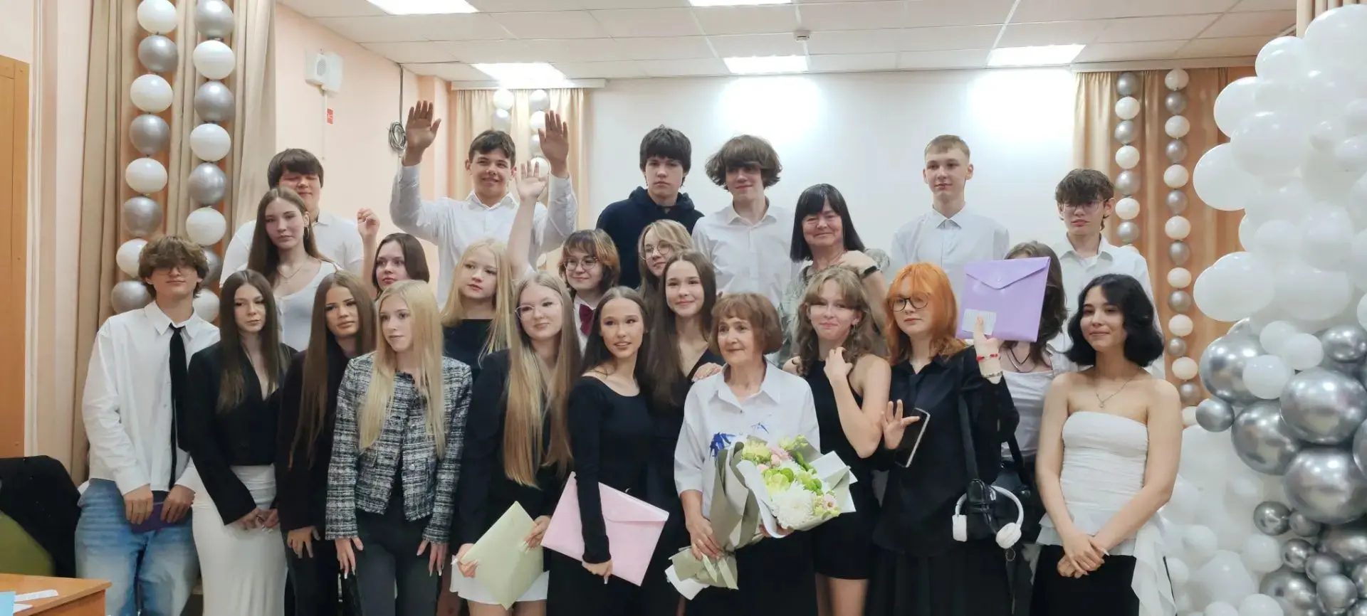 Поздравляем выпускников 9 классов с окончанием основной школы и вручением аттестатов. В добрый путь,