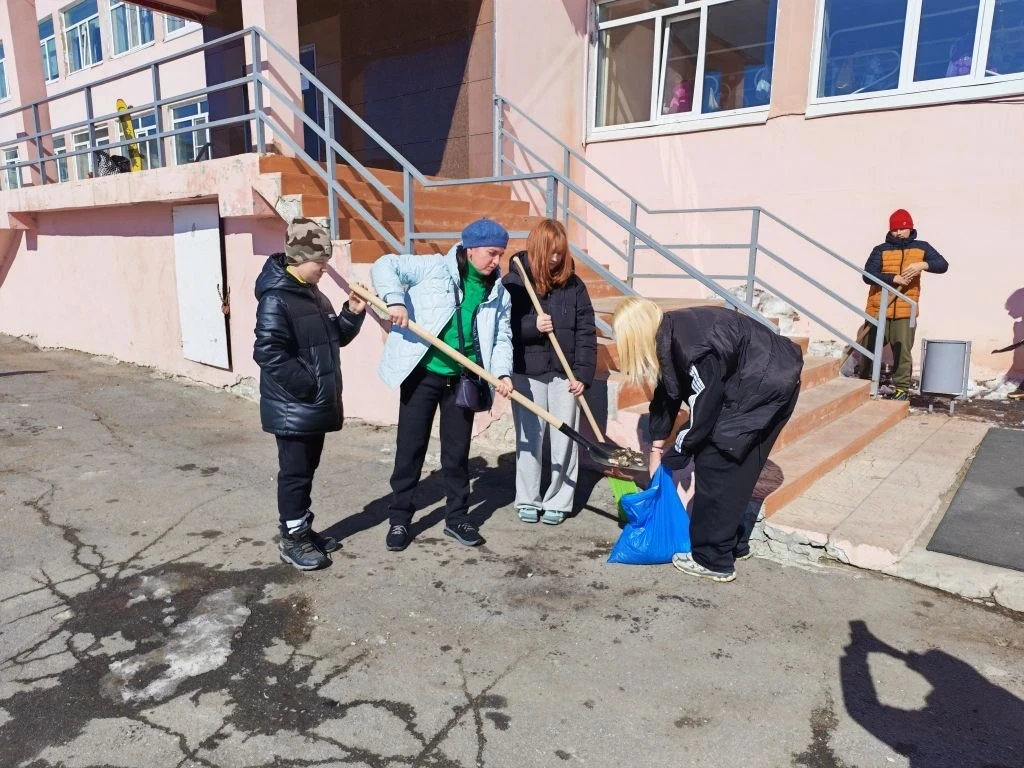 25 апреля — порядок своими руками! 💪🌿  Сегодня наша гимназия вышла на традиционный весенний субботни