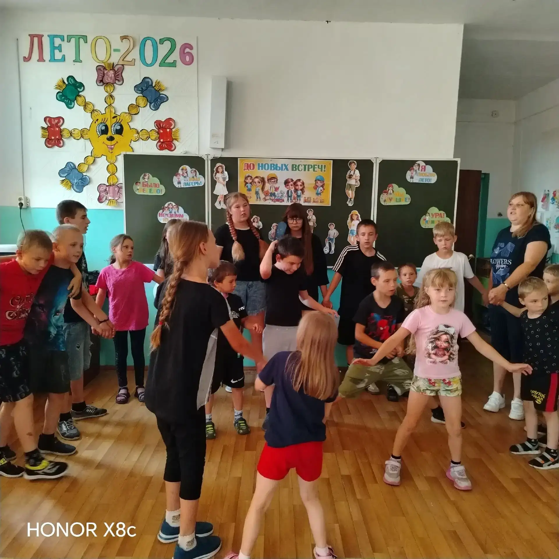 🎉 Ура! Завершился наш чудесный пришкольный лагерь! 🥳
Сегодня был последний день — шумный, весёлый 