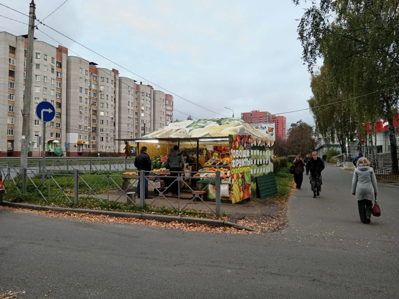 «Сезонных фруктов вроде уже почти нет, а палатки до сих пор на каждом углу. Ни разу там...