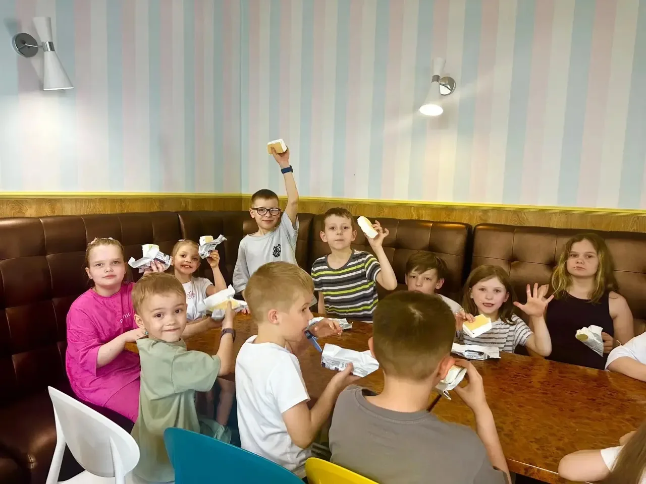 ☀️21 мая ученики 1 «Б» и 1 «В» классов отправились на увлекательную экскурсию,  фабрику мороженого 🍦