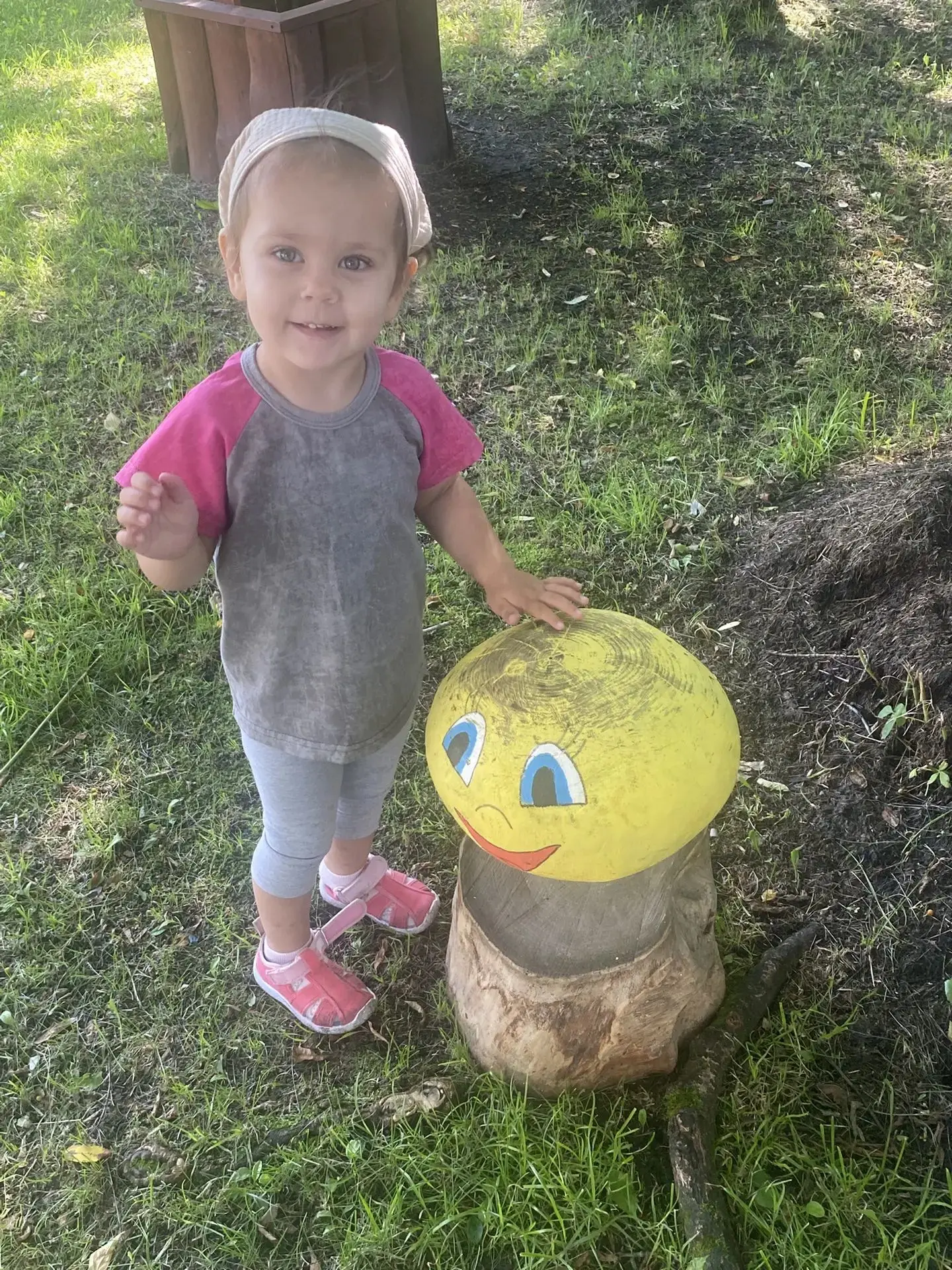 Наши приключения по дорожкам сказок 🌷

Малыши из группы «Пчёлка», гуляли не просто так, а по-сказоч