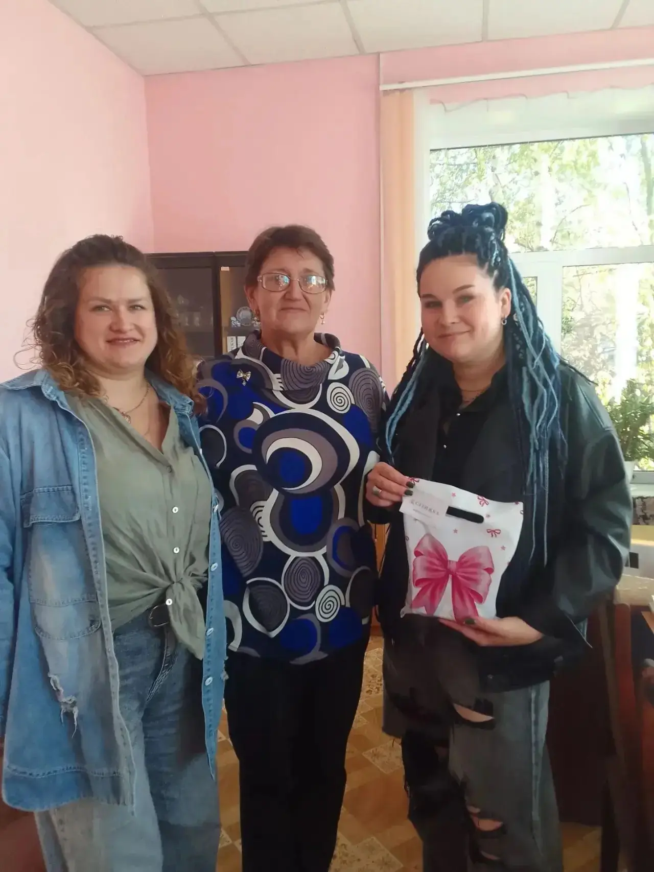 Сегодня специалисты салона красоты "Стрижка" поздравили пожилых граждан отделения време...