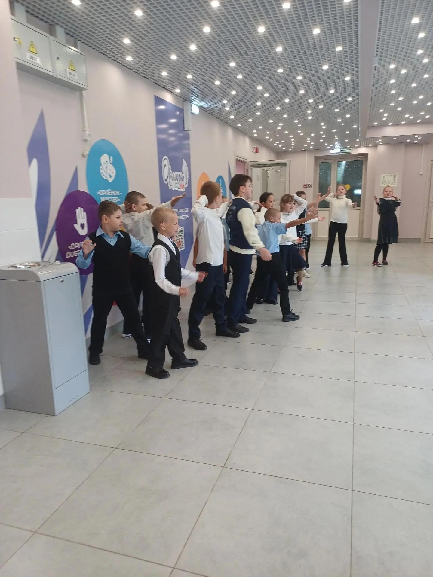 Сегодня в нашей начальной школе прошел невероятный флешмоб, в котором принимали участие...