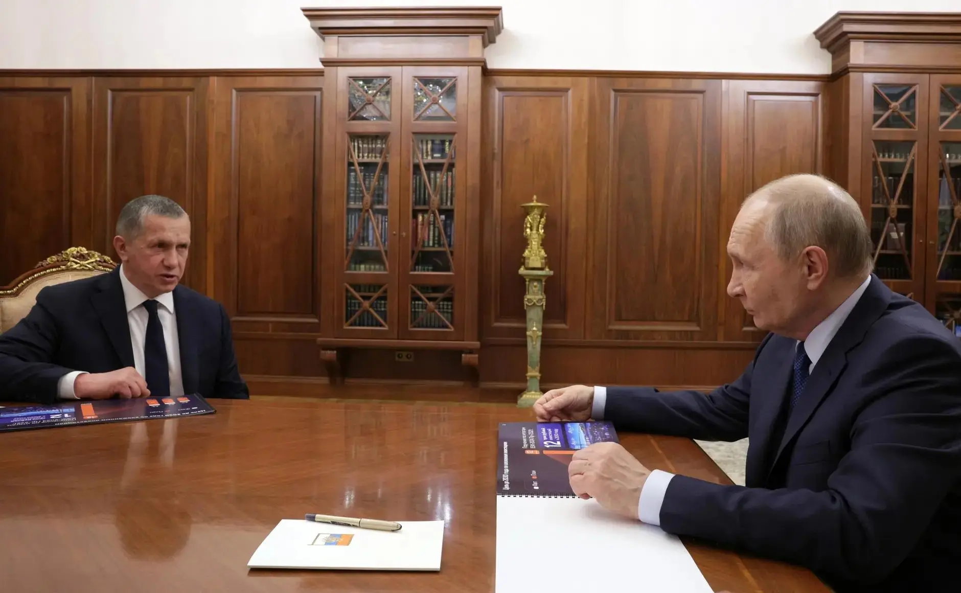 🇷🇺 Владимир Путин провел рабочую встречу с вице-премьером – полпредом Президента в ДФО Юрием Трутн