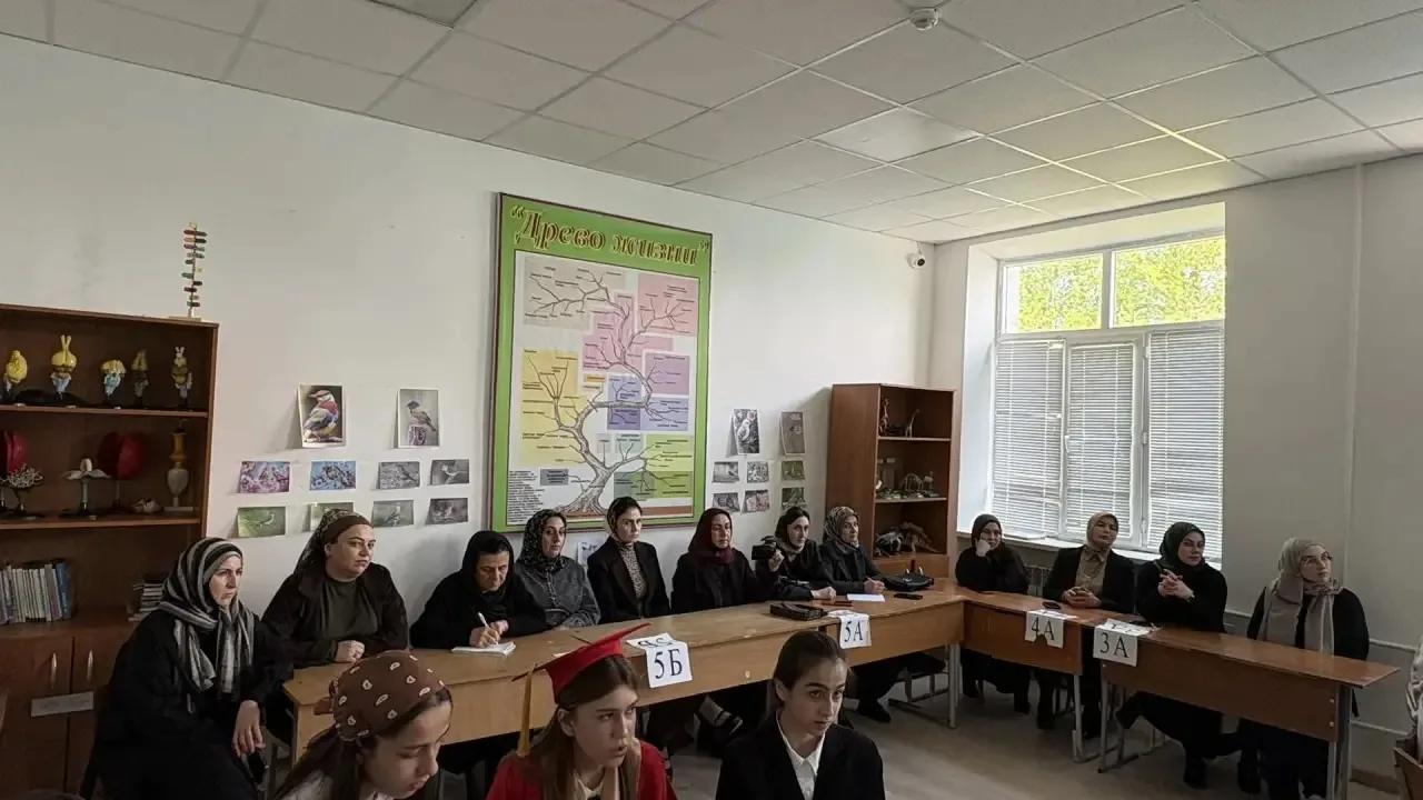 👩🏻‍🏫Педагоги Карабудахкентского района обменялись опытом в рамках декады естественных наук  📚Открыты
