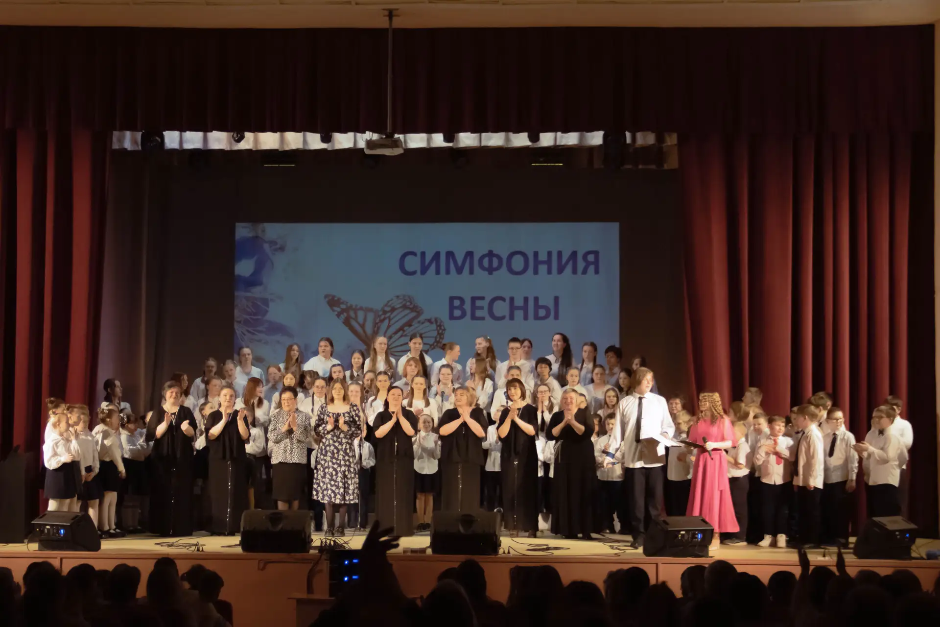 Живые голоса, проникновенные мелодии скрипки и баяна, завораживающее звучание фортепиано, зарядили х