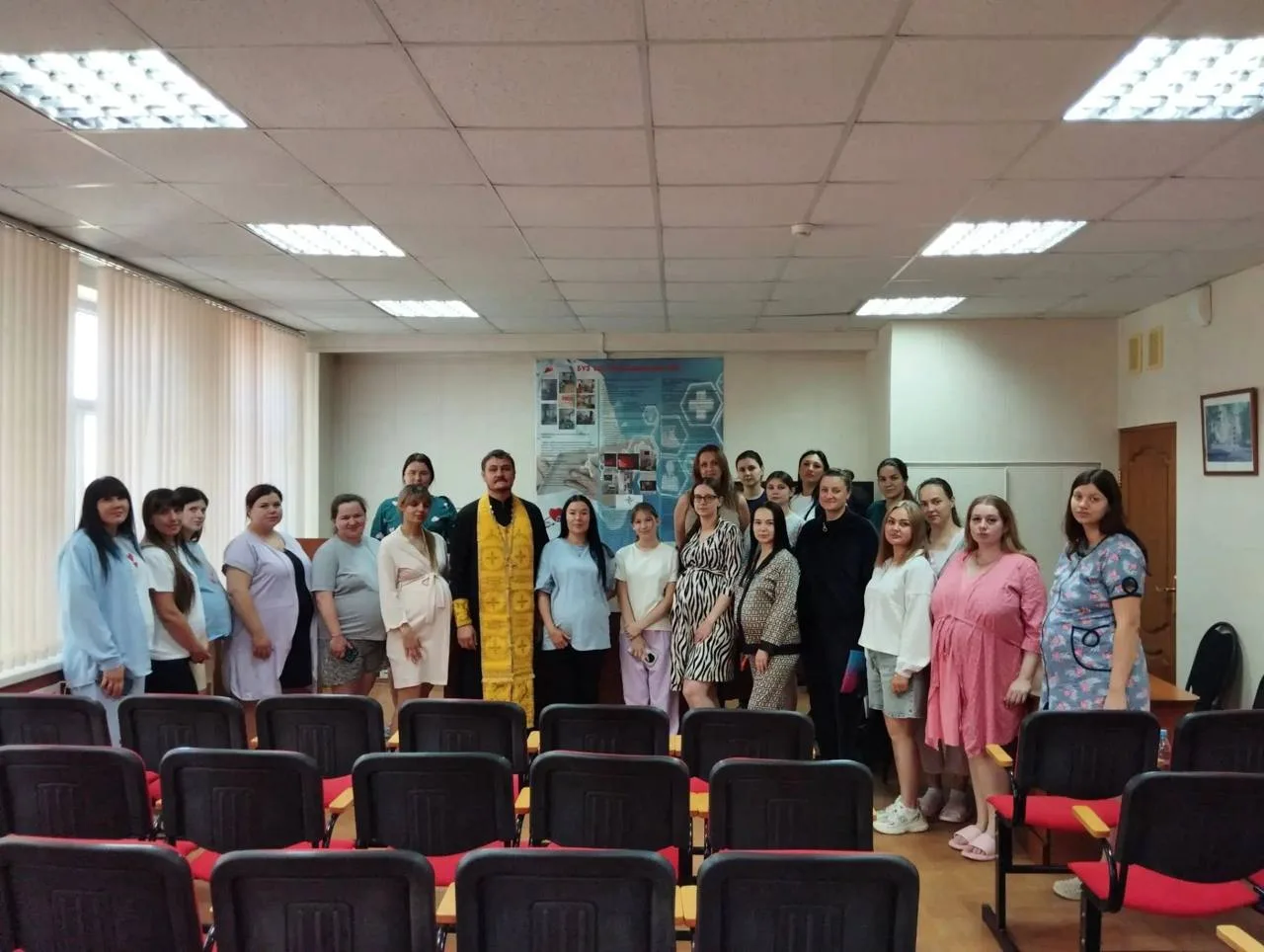 🙏 Священник посетил будущих мам в Россошанской районной больнице.