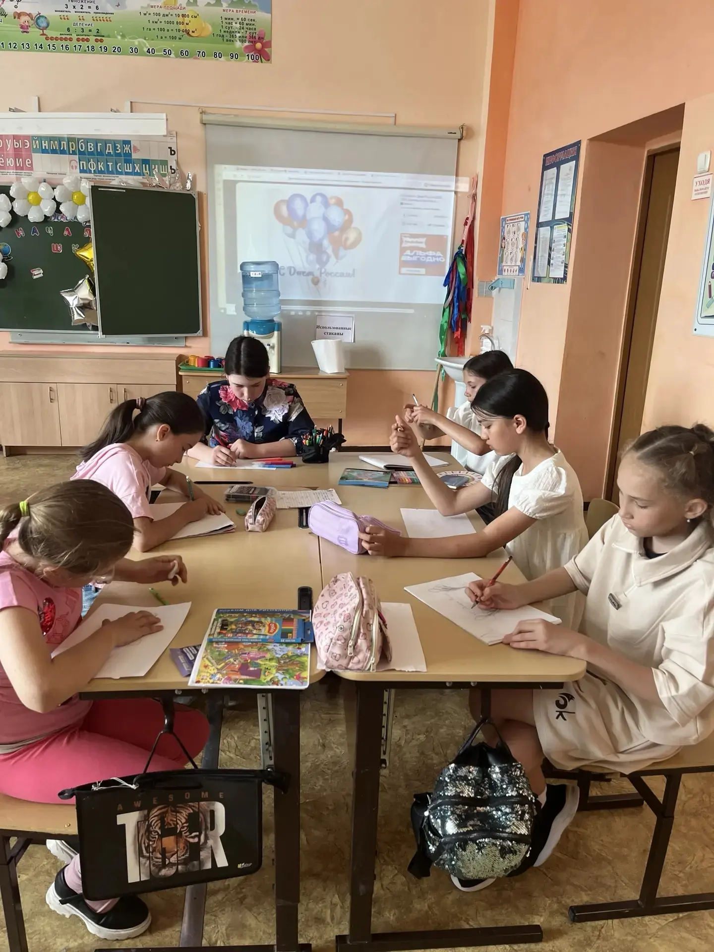 С Днем России! Мира, добра, благополучия и уверенности в завтрашнем дне.   В нашем школьном лагере п
