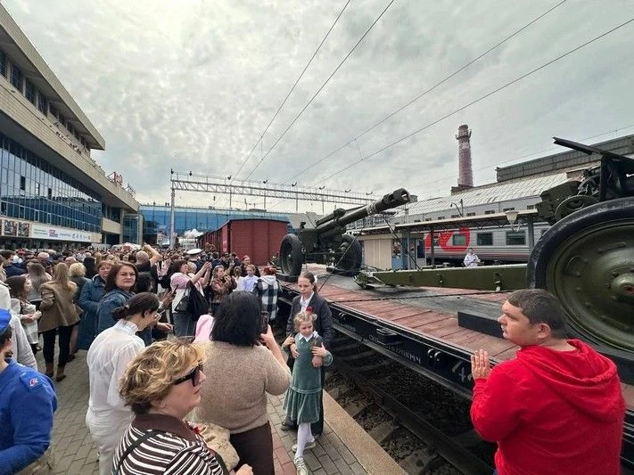 6 мая, донская столица встретила поезд Победы. Состав, сформированный из исторических вагонов и паро